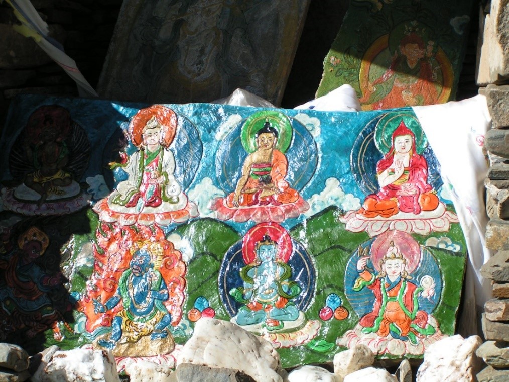 色彩繽紛瑪尼石繪製不同藏傳佛教的菩薩及宗師像