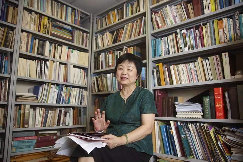 鍾玲教授曾任香港浸會大學文學院長，在學術界享有崇高地位，此為2004年她在院長辦公室留影的照片。