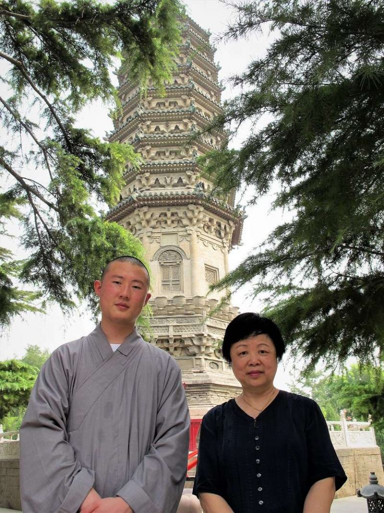 2011年，鍾玲到河北省柏林寺大學生夏令營演講，期間與當地的出家人於舍利塔前留影。