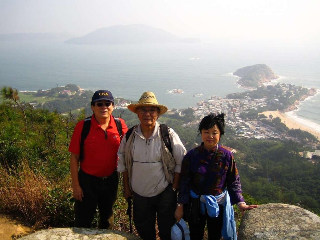 鍾玲酷愛登山遠足，圖為2006年她與著名詩人鄭愁予(中)及學者李金銓(左)攝於香港龍脊。
