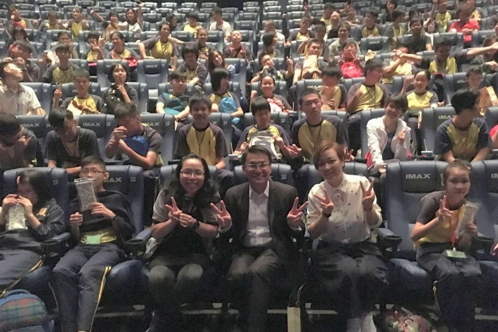 Ivan與學生來到機場影院觀賞電影。他希望學生們長大後也會記得,自己當年第一次看電影的美好回憶。