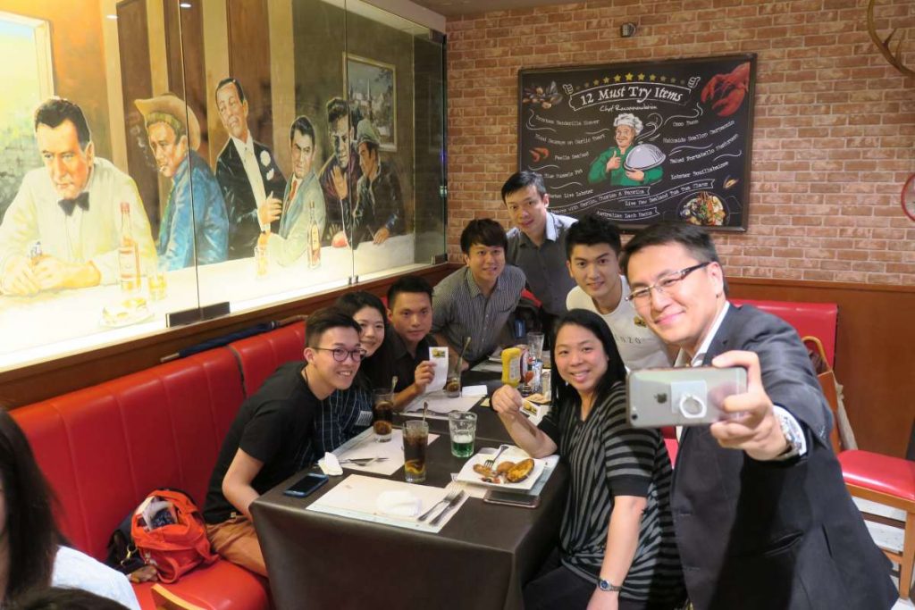 Ivan與年輕同事打成一片。他寄語年輕人要跳出框框、時刻保持正念、審視自己的優勢。