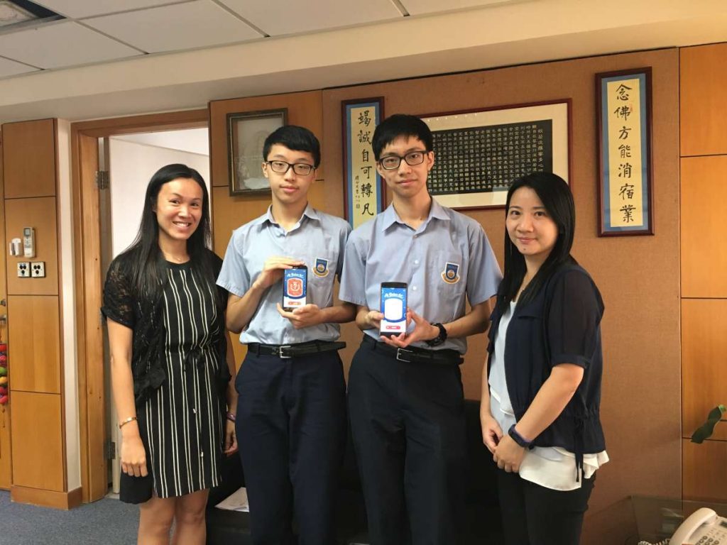 左起：佛學科老師盧老師、李志謙同學、房嘉朗同學、李副校長