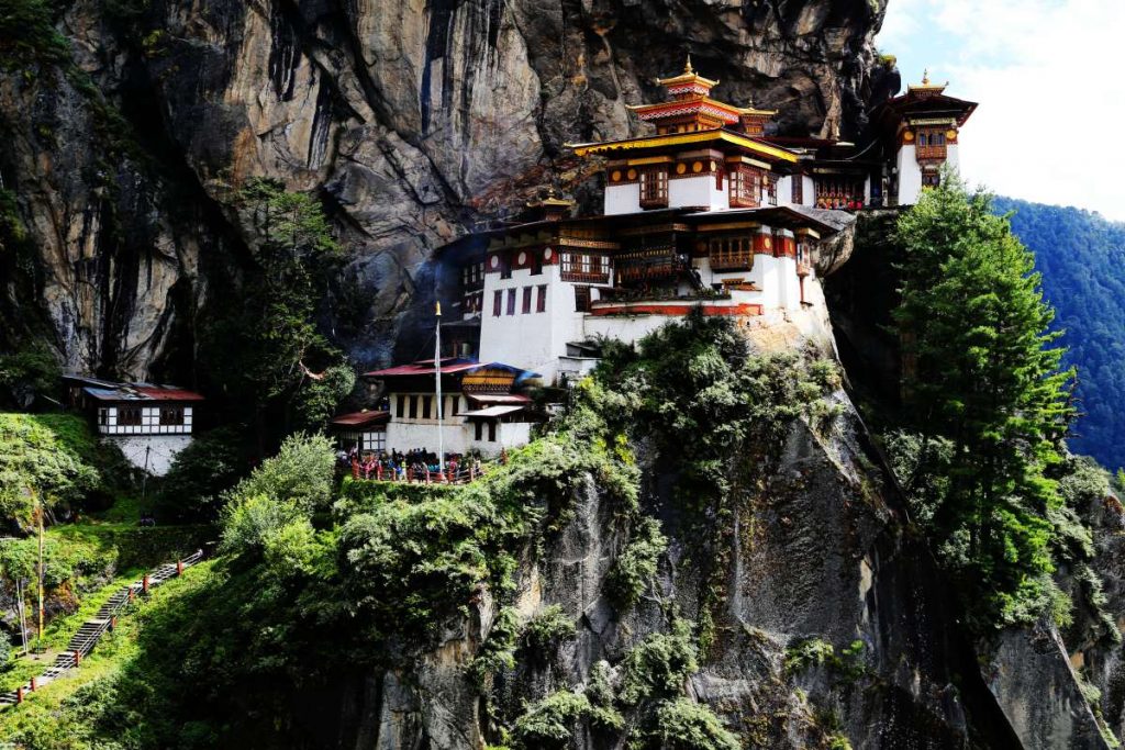 不丹著名地標：虎穴寺建在懸崖上，參拜者可要費九牛二虎之力才可以抵達。