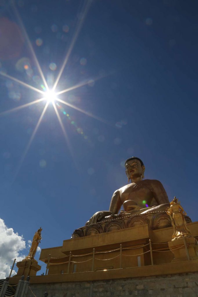 不丹首都廷布的山坡上建立了世界第二大的銅塑釋迦牟尼佛坐像。