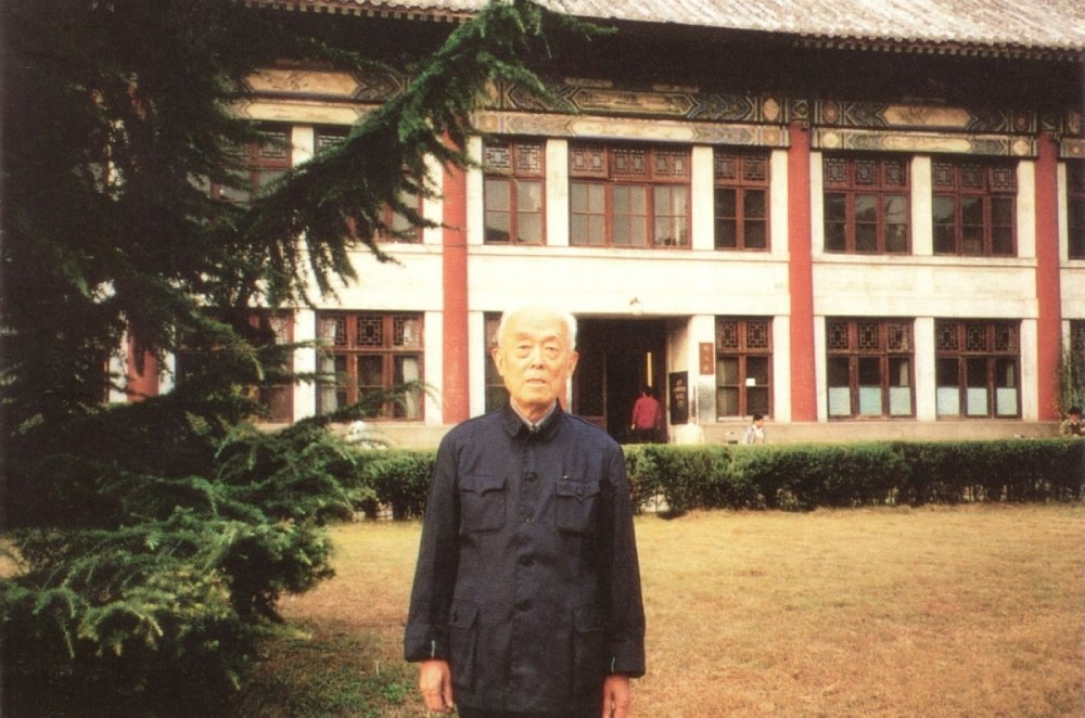 季羨林攝於北京大學（圖：季羨林文集）