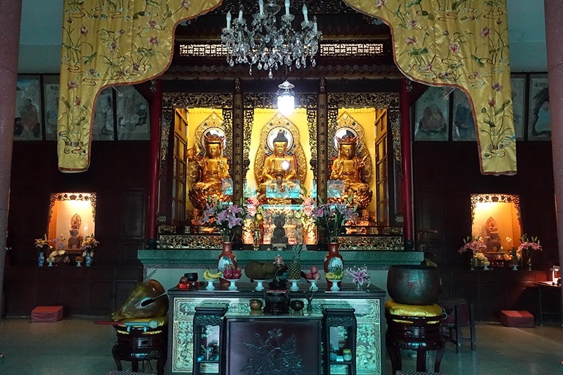 大殿佛龕供奉西方三聖，後方置有文殊菩薩和普賢菩薩。