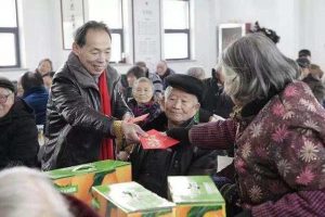 六十八歲的毛國元，連續九年給村中老人包紅包（圖：錢江晚報）。