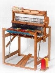 Saori織布機利用輕鬆的腳踏，加上一個繞線器，令織布人可以跟隨自己的編織節奏，織出獨一無異的手工布。