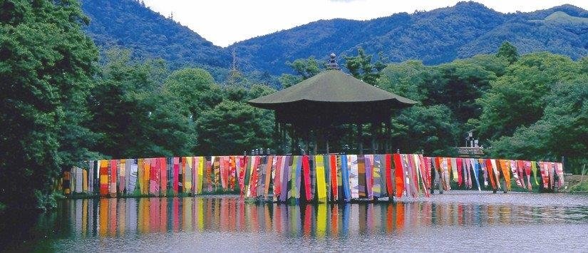 Saori強調一切事物都有其尊嚴，一幅幅承載織布者心思的手工布展示於湖邊，別有一番禪意。