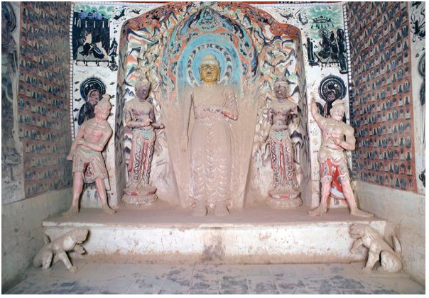 敦煌莫高窟初唐第203窟圓形龕中有一佛二菩薩雕二力士，兩旁小方台上有二獅子（圖：敦煌研究院）。