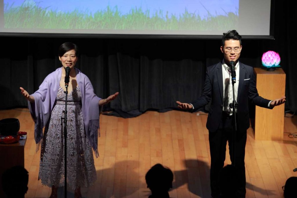 呼吸微笑身心正念中心與漢礼在今年秋天舉辦的正念唱歌音樂會，由陳燕妮 Jenny（左）和呂君鳴 Gabriel（右）領唱。