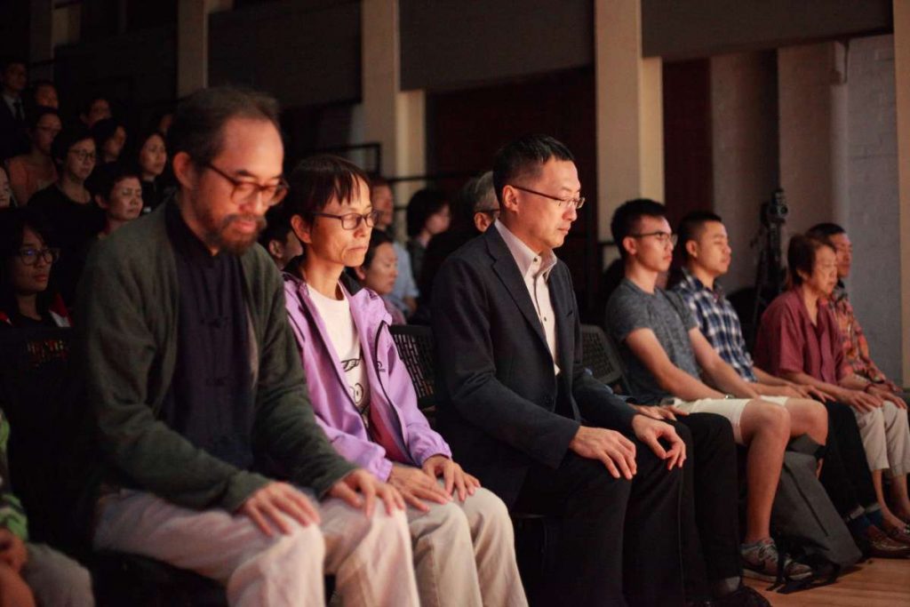 在正念音樂會正式開始前，Jenny與大家一起做五至十分鐘的正念呼吸練習：「我吸氣，我覺知我正在吸氣。我呼氣，我覺知我正在呼氣⋯⋯」