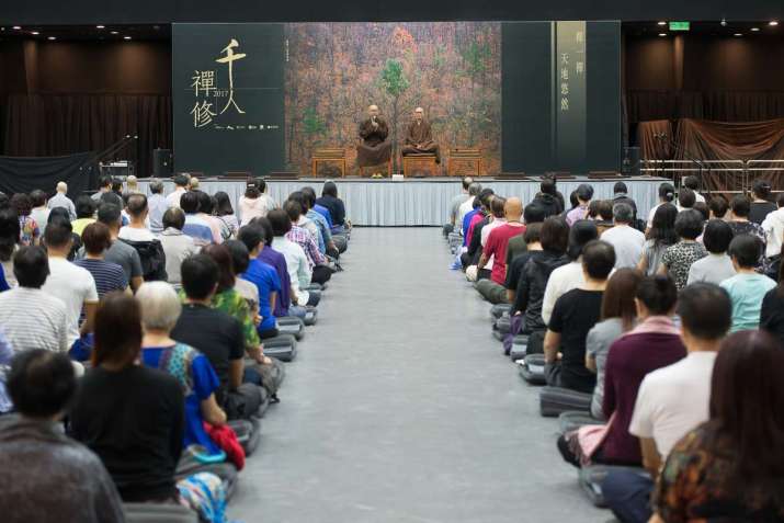東蓮覺苑的僧徹法師（右）及觀如法師（左）帶領「靜丶鬆丶慈」禪修。