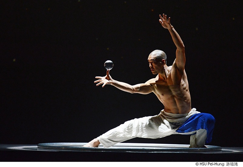 舞者胡啟志是著名的特技表演藝術家，在是次劇場中有教人攝心的演出。