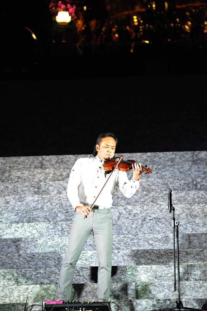 來自台灣的小提琴家王子承，為大家演出四首由弘一大師所作的曲。