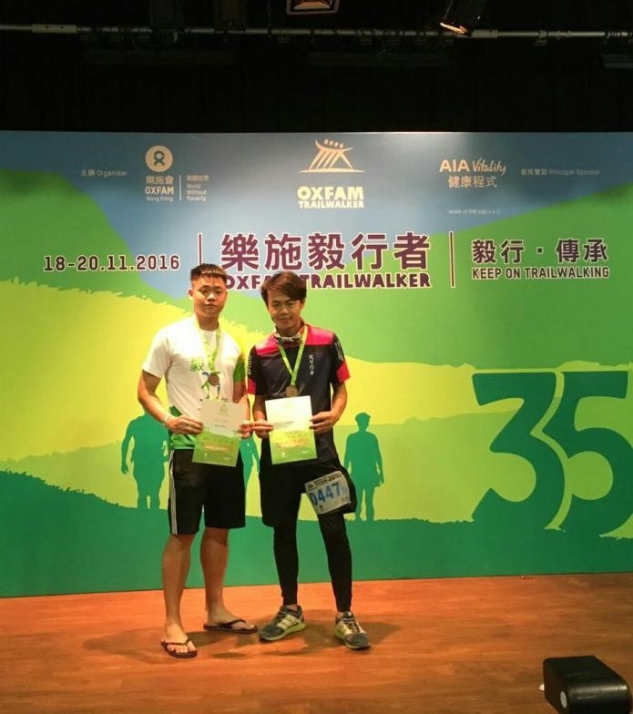 （左）劉禮軒和（右）余錫堅成功完成100公里，一起領取證書，感受良多！