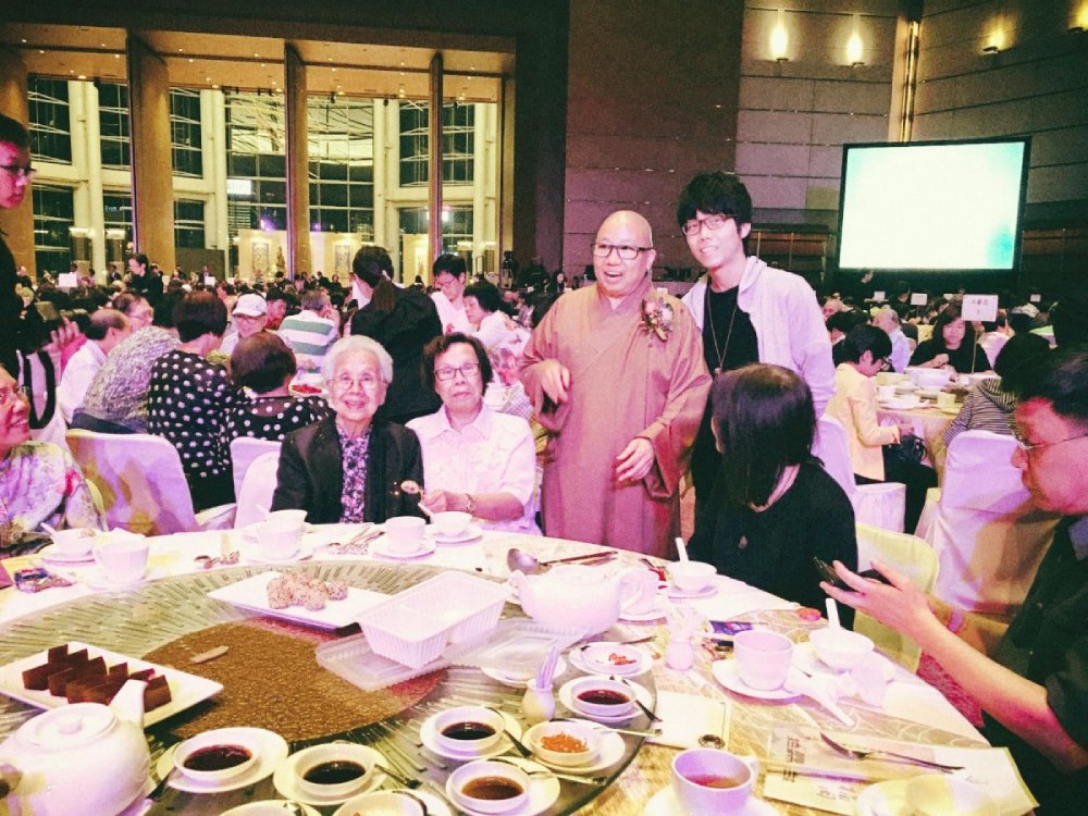 衍傑法師及家人與李林風攝於2016年寶林禪學院籌款素宴