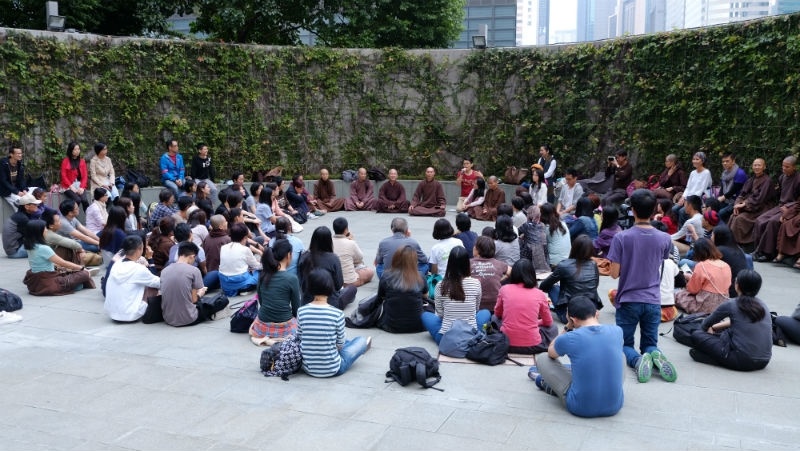到達添馬公園，一眾參加者以頌唱形式分享襌修的喜悅。