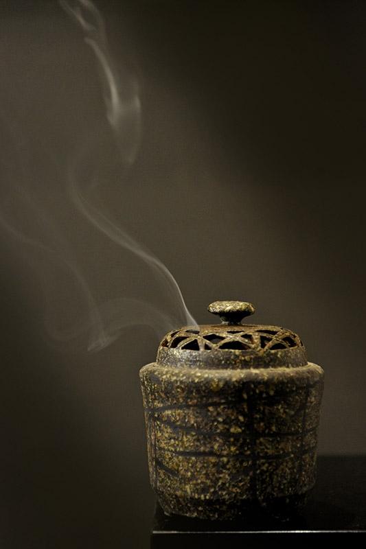 手製陶瓷香爐，產地台灣。作者全手工製作，以簡單線條設計，顏色沉穩，實而不華。
