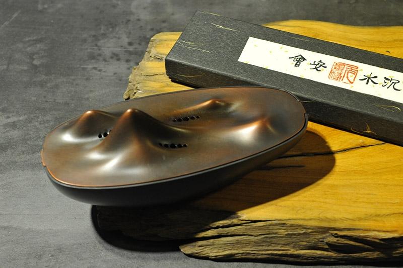 山景香爐，產地為中國，以紅銅鑄製。大地山河型態寬闊，給人安穩的感覺。