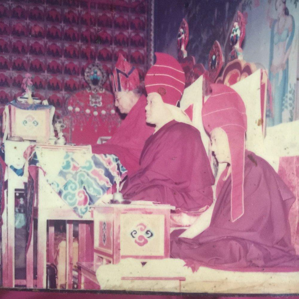 （左）頂果欽哲法王與（右）本文作者祥寧仁波切。中間為貝魯欽哲仁波切（Beru Khyentse Rinpoche）。