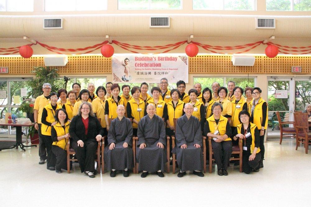 2013年浴佛節，幾位師父與華康義工在 St. Vincent舉辦浴佛活動。