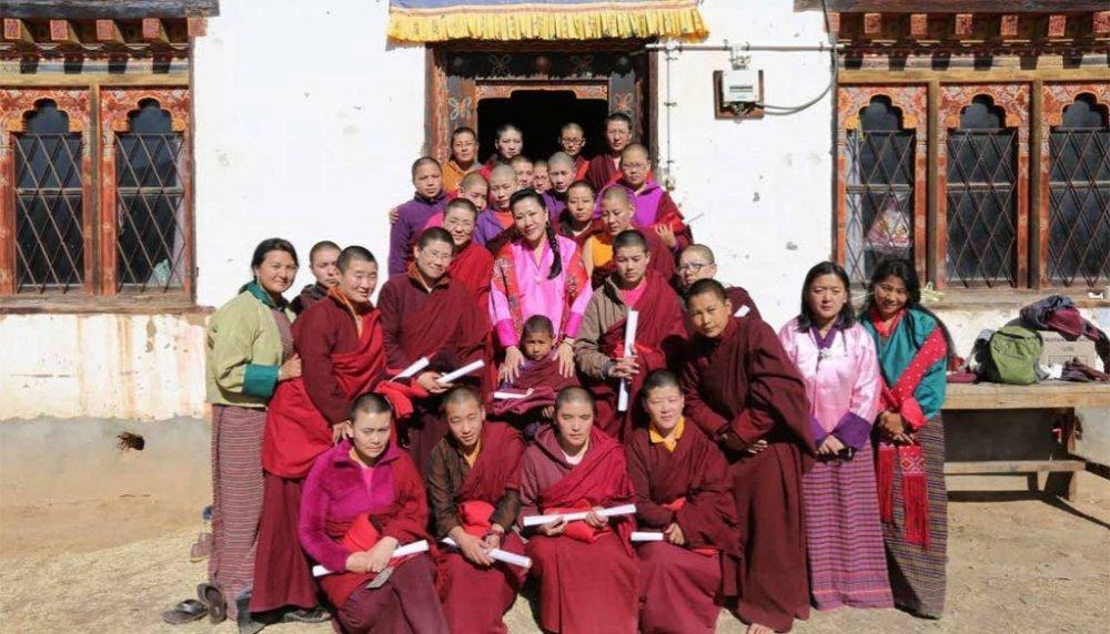 不丹皇太后陛下Ashi Tshering Yangdon Wangchuck（中）、不丹女尼基金會主席Tashi Zangmo博士（最左）與部分接受基金會援助的尼師。