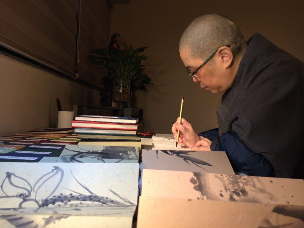 去年八月,陽師父抱病作畫。(圖:傳燈法師)