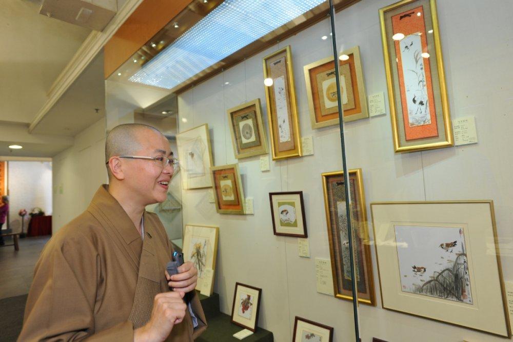傳燈法師親臨書畫展會場,為我們解說陽師父一眾作品的創作機緣及背後意思。