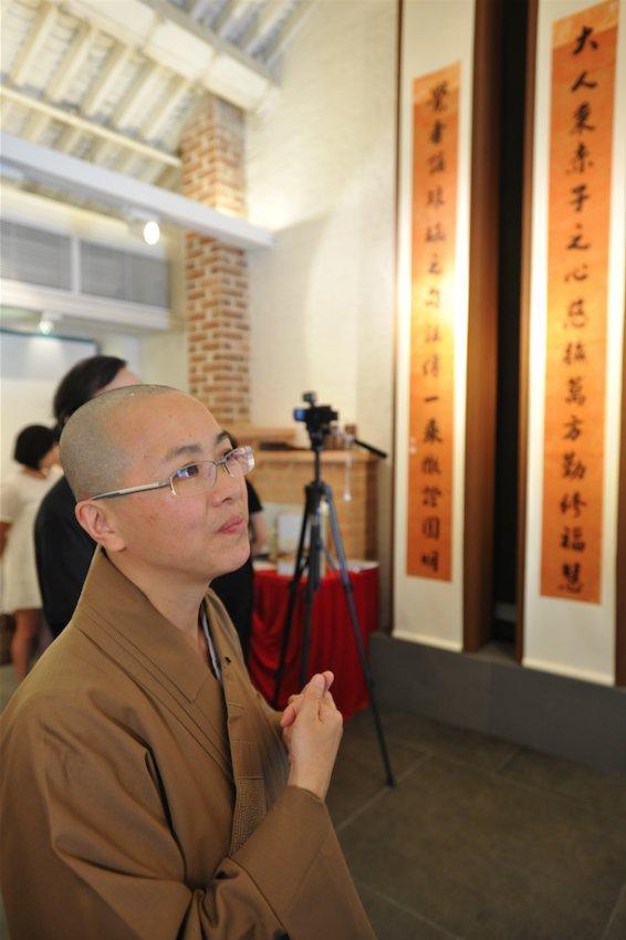 這是陽師父與王沈醒園為三藩市大覺蓮社而共同創作的春聯。王沈醒園完成上聯後,由陽師配上下聯。