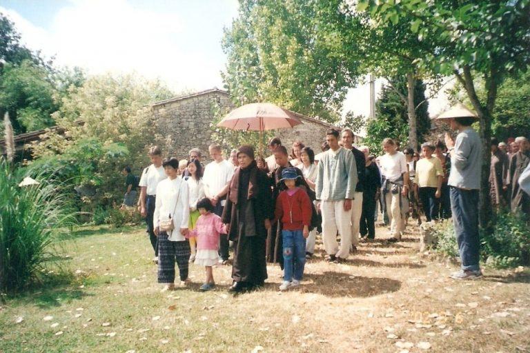 2002年，作者（前排左一）及女兒思齊（前排右一）在法國梅村跟隨一行禪師行禪。