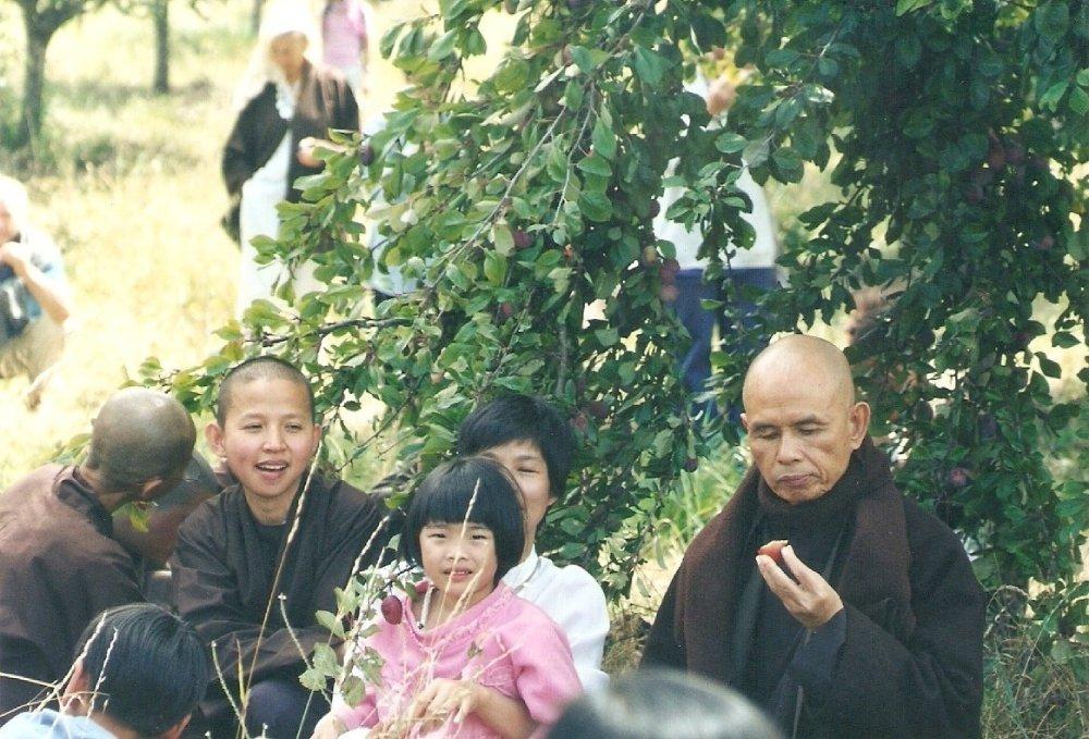 作者和女兒與一行禪師攝於2002年