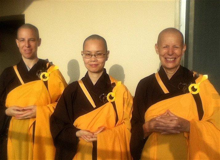 完成三壇大戒的比丘尼。由左至右分別為Karma Wangmo法師，Yen Hir法師及作者。