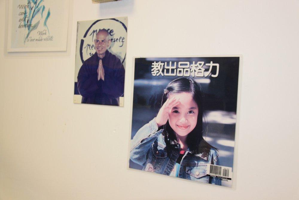 一行禪師照片旁邊的是《天下雜誌》封面。關神父很喜歡孩子的笑容，「大概她現在已做了人家的母親，希望她活得幸福快樂。」