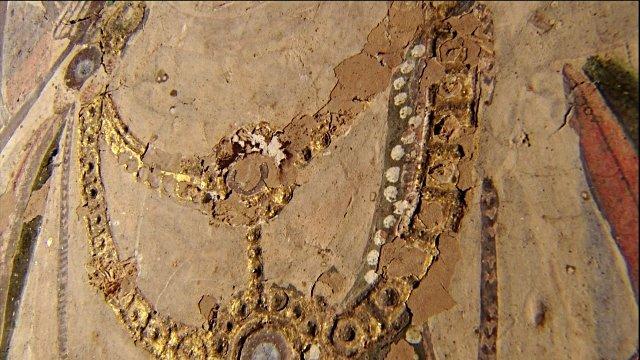 觀音菩薩像以「瀝粉堆金」方法繪塑,顯得富立體感。(圖:敦煌研究院)