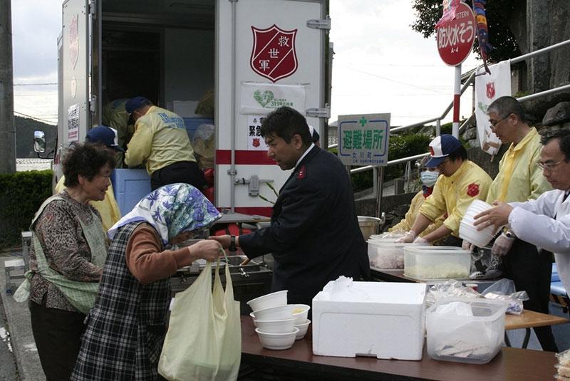 日本災民最初婉拒來自香港的救援物資，後來Bonnie等人依照救世軍的建議，租用快餐車把熱食送往災區，終於成功破冰。
