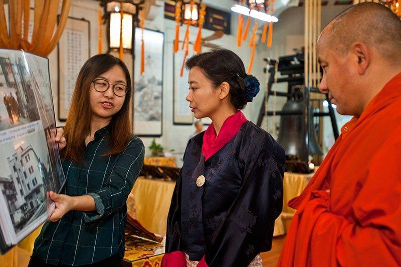 公主及喇嘛在佛門網安排下,參觀跑馬地東蓮覺苑。