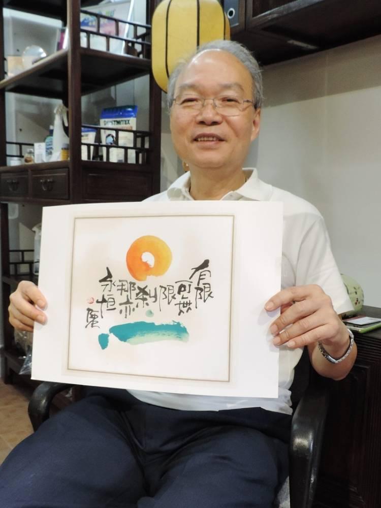 鄧先生與香港知名畫家阿虫份屬摯友，他的辦公室更與阿虫的畫廊相連。