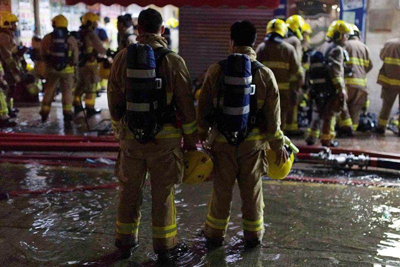九龍灣迷你倉大火持續，消防員連日來努力撲救，市民亦以不同方法在背後支援（圖：網上圖片）。