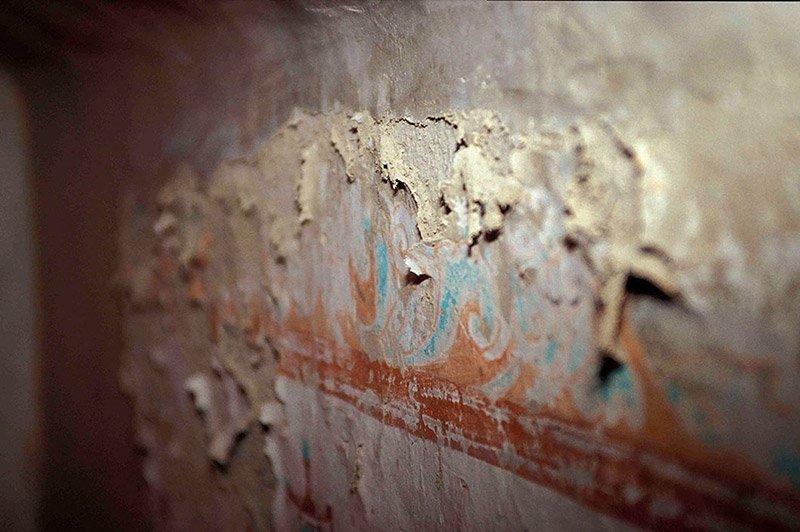 莫高窟第85窟壁畫脫落的情況。（攝：Neville Agnew）©J. Paul Getty Trust