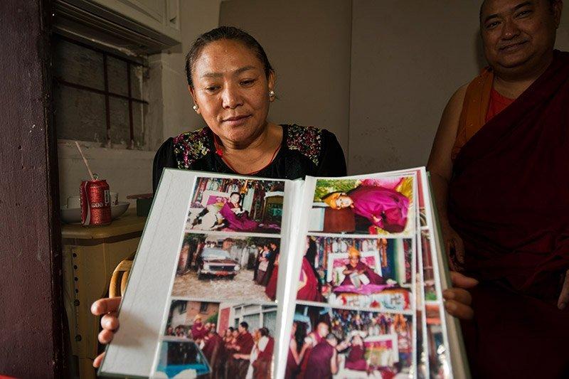 卓姬喇展示仁波切在各地弘法的照片,語調中充滿著慈愛、尊敬。
