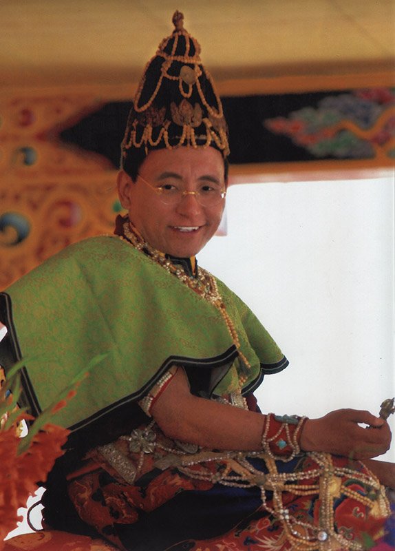 嘉旺竹巴法王親自穿戴那洛巴六嚴飾。