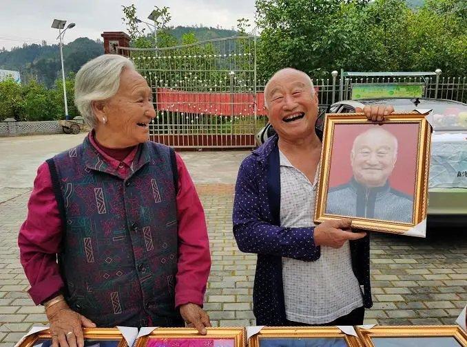 留下老人最美的笑容（圖：澎湃新聞）