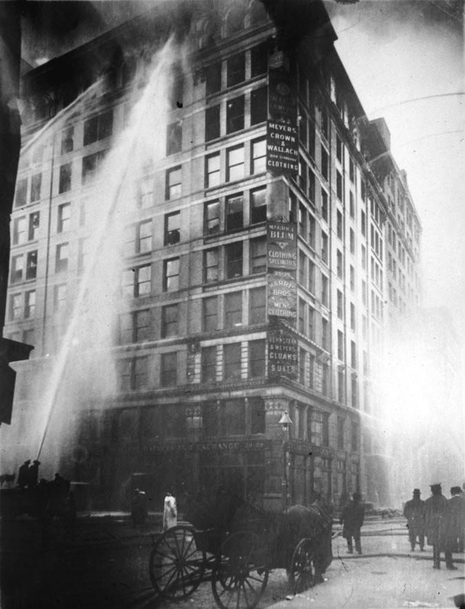 1911年三月二十五日，紐約三角內衣廠發生大火，震驚全國。