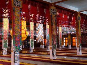印度拜拉庫比的色拉寺措欽大殿內，掛滿了五色繽紛的藏傳佛教布飾，沒有襲人耳目的熏煙，一派光明潔淨，莊嚴而可親。