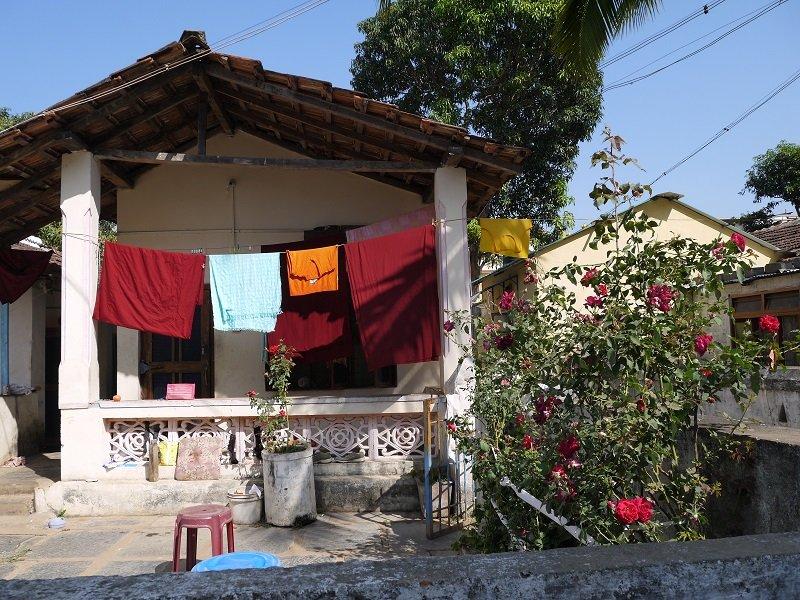 一間僧人住的小屋。雖然物資匱乏,但這裏的藏人都很愛清潔和勤於園藝,民居四周都顯得潔淨美好,洋溢著令城市人羨慕的小鎮風情。