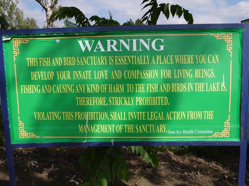 拜拉庫比的放生湖豎立了告示牌，提醒人們放生護生的功德和修習慈悲的意義，絕對禁止在此捕捉游魚和雀鳥。
