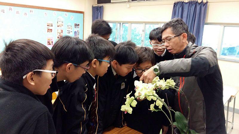 朱副校向學生親授蘭花無菌繁殖，讓學生有真正實踐的機會。