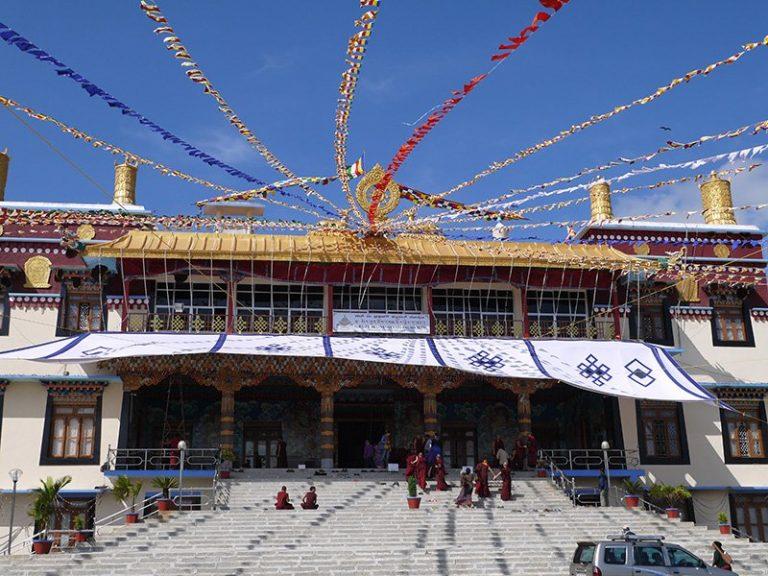 2013年，第二次《菩提道次第廣論》十八部大論傳法大會在（印度）色拉寺舉行，色拉寺昧院掛滿彩旗，一片喜氣洋洋。（圖：佛門網）